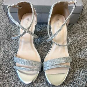 Touch Ups By Benjamin Walk Daphne Block Heel Strappy Sandals Silver US 5